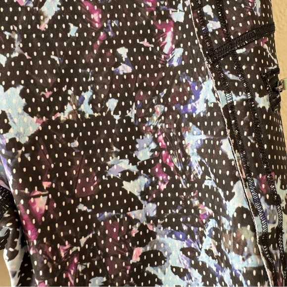 LULULEMON Run: Top Speed Crop * Full on Luxtreme Floral Tranquil Blue Black - Picture 5 of 7